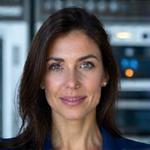 Retrato de una mujer enfocada, directora de tecnología