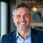 Retrato de un hombre sonriente, el fundador de SoundRent Pro